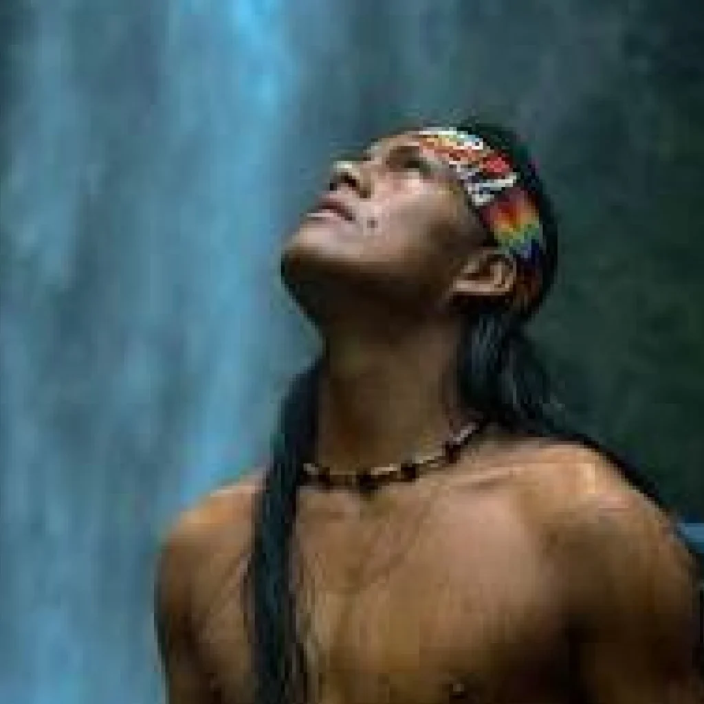 El influencer y embajador cultural de la Amazonía Naykim Tzamarenda, concursante del programa El Sultanato.